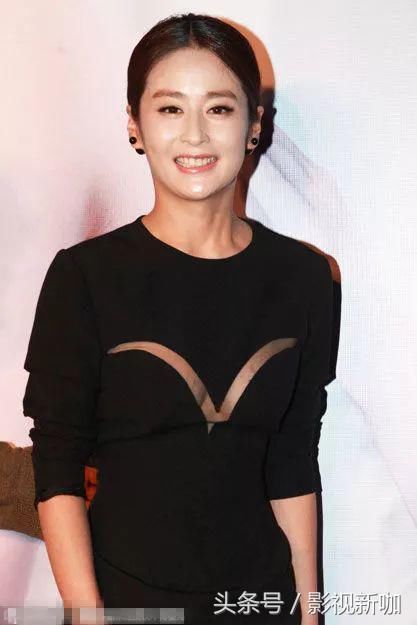 30岁颖儿真敢穿，一袭长裙裹到脚，网友：丑出新高度！