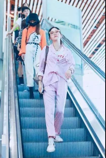 女星“睡衣出行风”：戚薇吴昕有点可爱，不得不说最有气质还是她