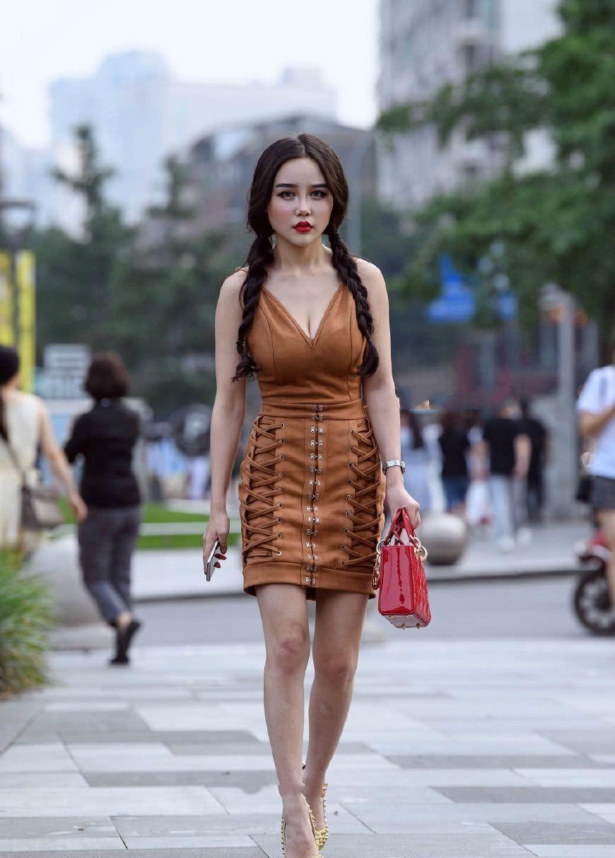 街拍:小姐姐身材好就是不一样,想怎么穿就怎么穿!