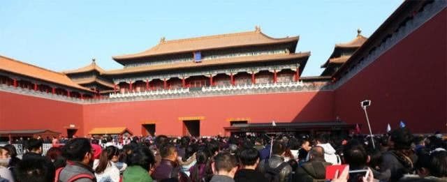 全国景区挤到质壁分离，旅客厕所一拥而上，都不管男的女的