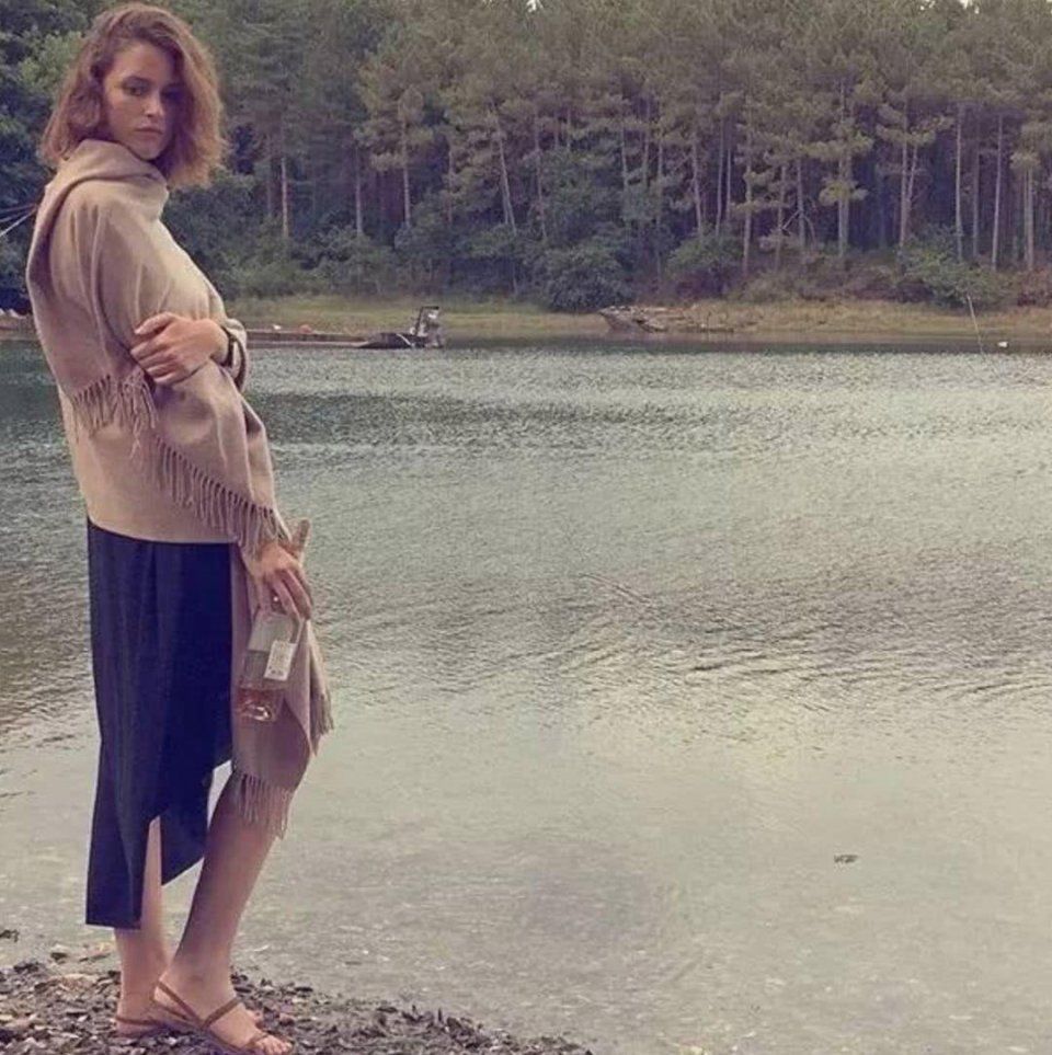 INS上的假白富美蹭明星热度狂练硅胶臀，还熬夜P图P到肾虚?