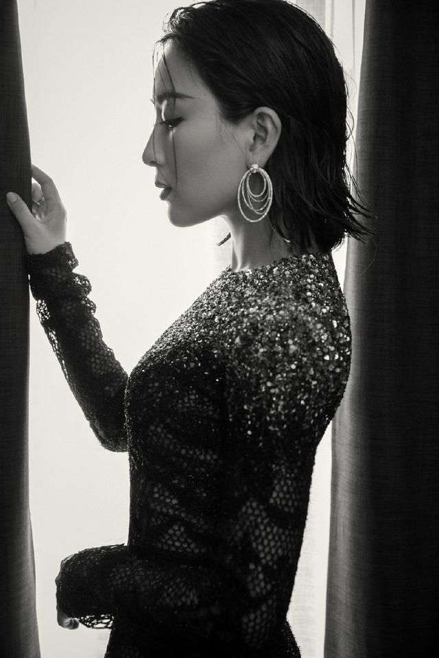 马苏身穿一袭蓝色镂空长裙端庄优雅，女神范儿十足，网友：美炸了