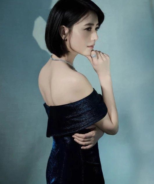 高圆圆不愧为“直男斩”，全身上下只穿一件小衣服，让人彻底沦陷