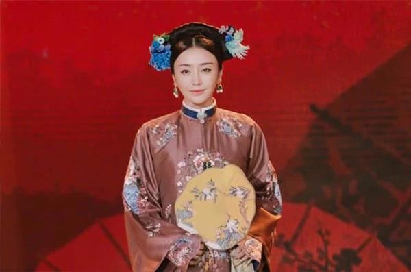 37岁的秦岚用妆容告诉你，姐只有18岁！却依旧风韵犹存！