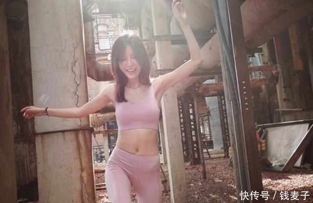 时尚穿搭夏天别总是穿牛仔裤，其实打底裤的穿搭更显唯美身姿！