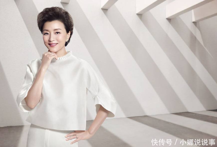 她在央视主持了20多年,曾因邋遢被赶出家门,今50岁尽显典雅端庄