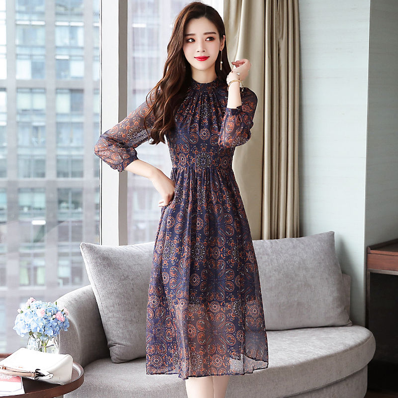 上海姐姐真大胆!镂空蕾丝直接穿出门，街上男人见了都脸红