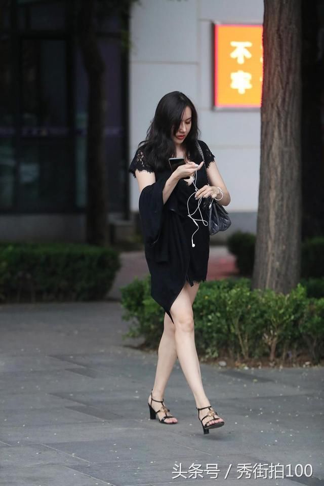 街拍：蕾丝连衣裙+高跟凉鞋，不一样的性感魅力！