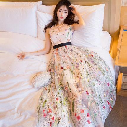 紧身包臀裙，凸显迷人曲线，性感却不失雅韵，散发甜美可人的气息