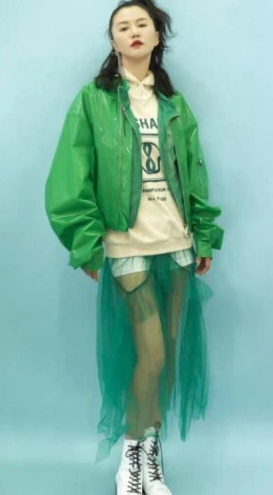  『引爆』绿色皮衣搭配纱裙，这样的穿搭就她敢穿，引爆潮流时尚美出新高度