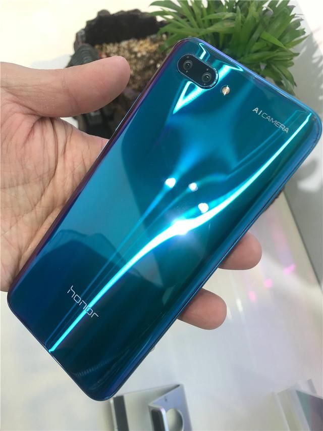 售价2599起,荣耀10发布,背面梦幻:正面这一点