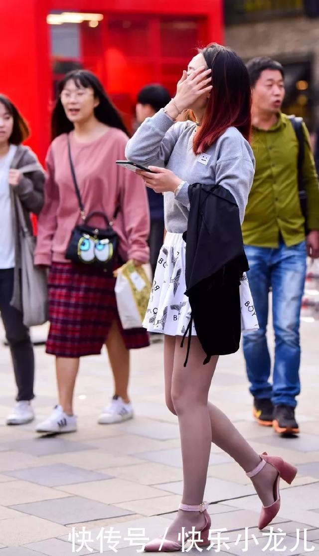  『美女』美女穿上一双黑色的尖头高跟鞋，走起路来更加的优雅，更有女人味