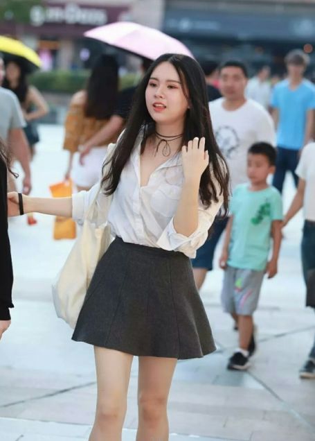路人街拍：穿白衬衫的小姐姐好美丽，撩发的动作更是迷人