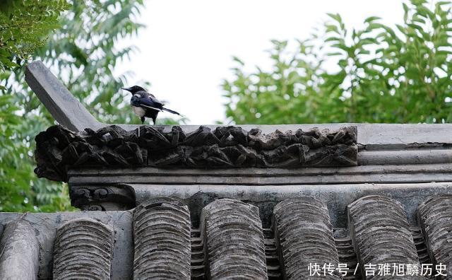 一百年前侵华日军所拍老照片上的这座如意门楼如今变成什么样了