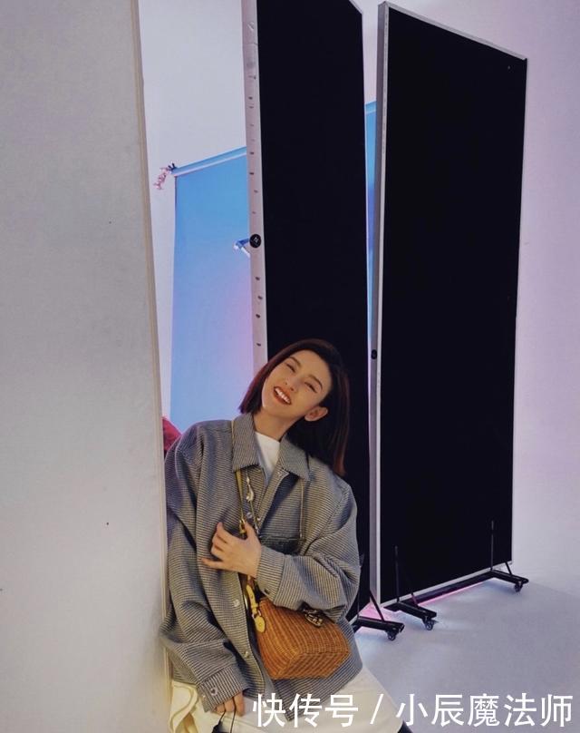 【瞧瞧】先别急着买衣服,瞧瞧今年明星团宠的“4款”单品,穿一次就上头