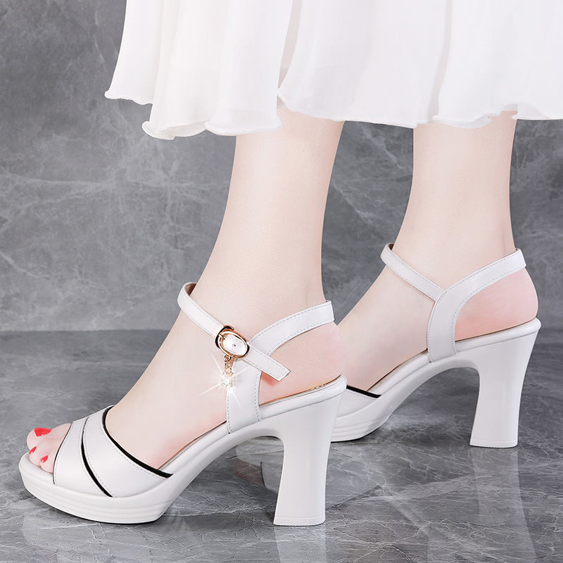 专属“矮胖”女孩的凉鞋，舒适养脚，走路不累还特显高