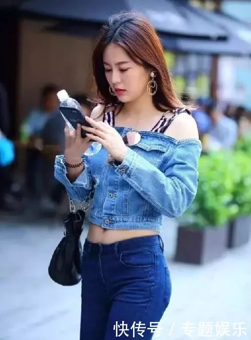 靓丽气质小姐姐，个性牛仔吊带装美搭蓝色弹力紧身牛仔裤，清凉一