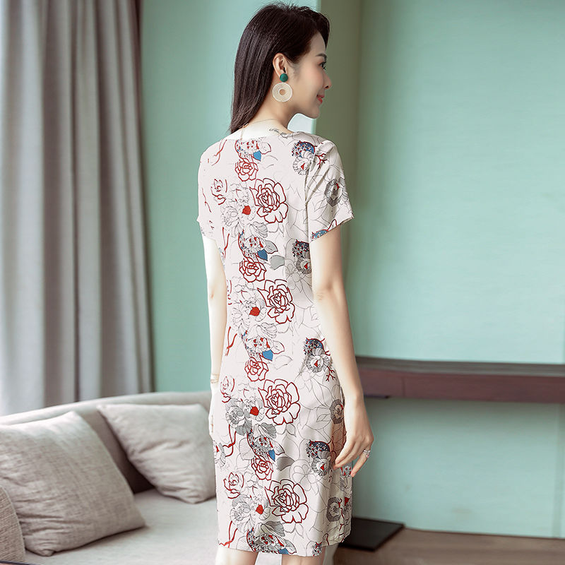 四五十妈妈别老穿套装，三伏天穿时髦真丝连衣裙，美的不像中年人