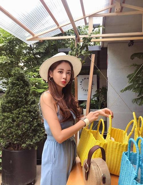 人像摄影：拍照时尽量展现模特的修长美腿，给人别样的性感与韵味