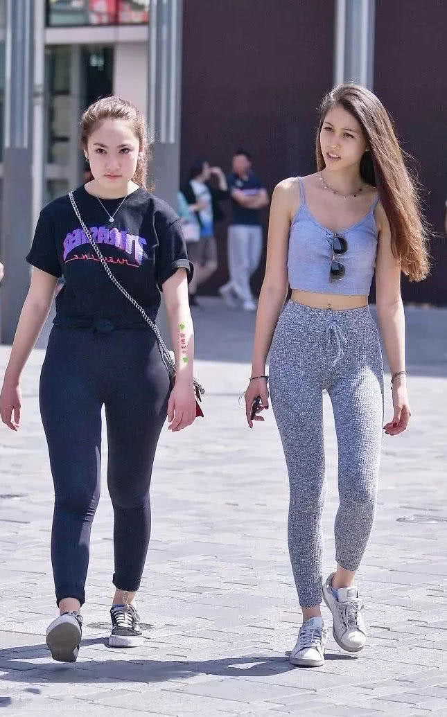 紧身装的小姐姐裹出丰腴的臀线，一看就是健身教练很有小女人味