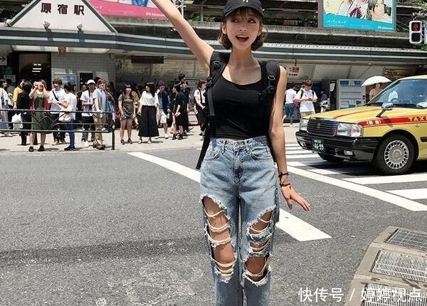 『舒适』街拍:时尚穿搭的牛仔裤美女,展现优雅简约的时尚姿态,好看