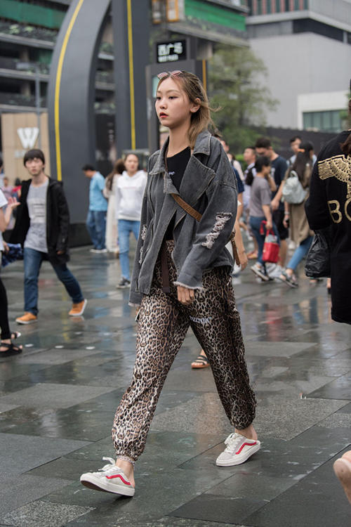 路人街拍，短发小姐姐穿着个性，又酷又有女人味，十分抢镜！