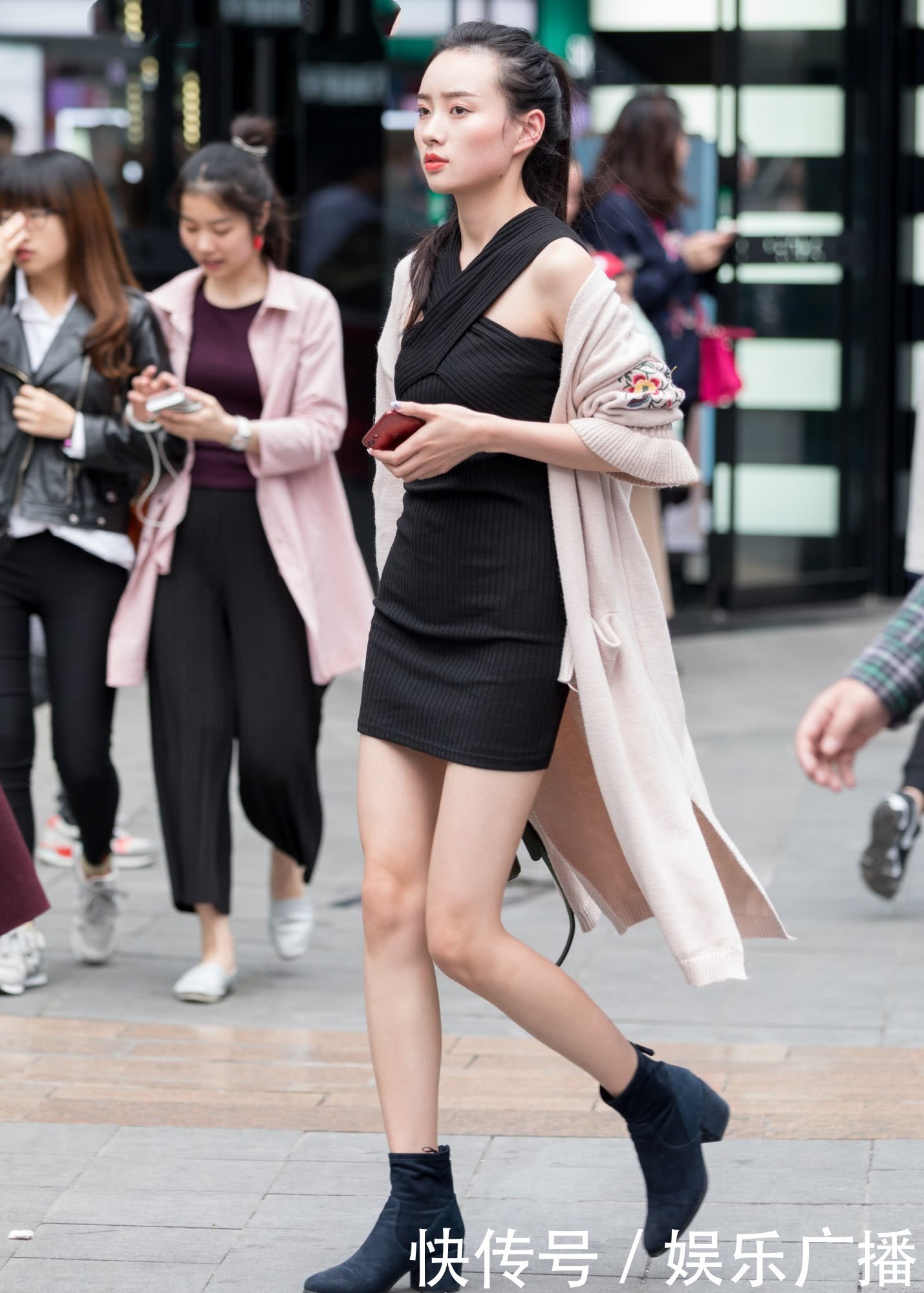 街拍：摄影师镜头下的美人，清爽性感，性感迷人，图7让人浮想联