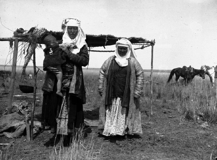 老照片:100年前新疆伊犁地区，特克斯河谷的游牧民族