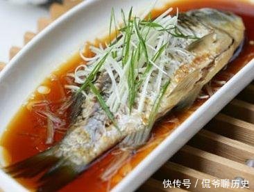 食材:做清蒸鱼,先放蒸鱼豉油还是先淋油顺序弄错了,难怪鱼肉腥味重