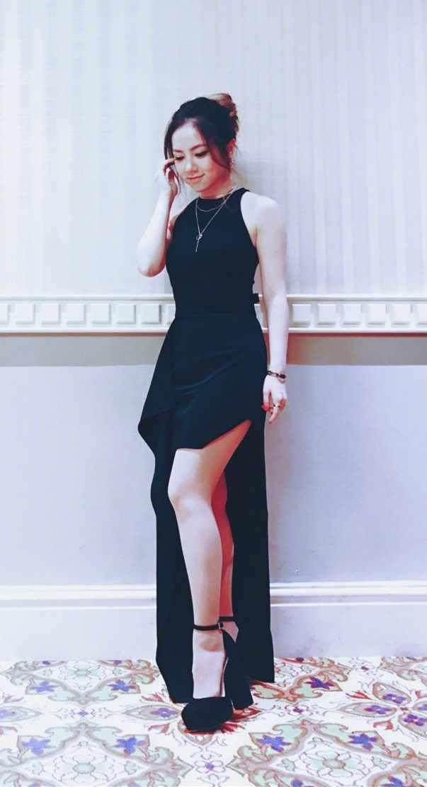 马伊琍你真是过分了, 穿着这么薄的背心出门 网友: 邓紫棋的开叉