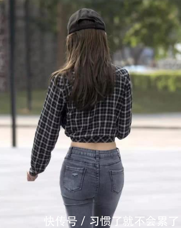 有型又紧致的牛仔裤美女,“筷子腿”看起来够养眼, 舒适也吸睛