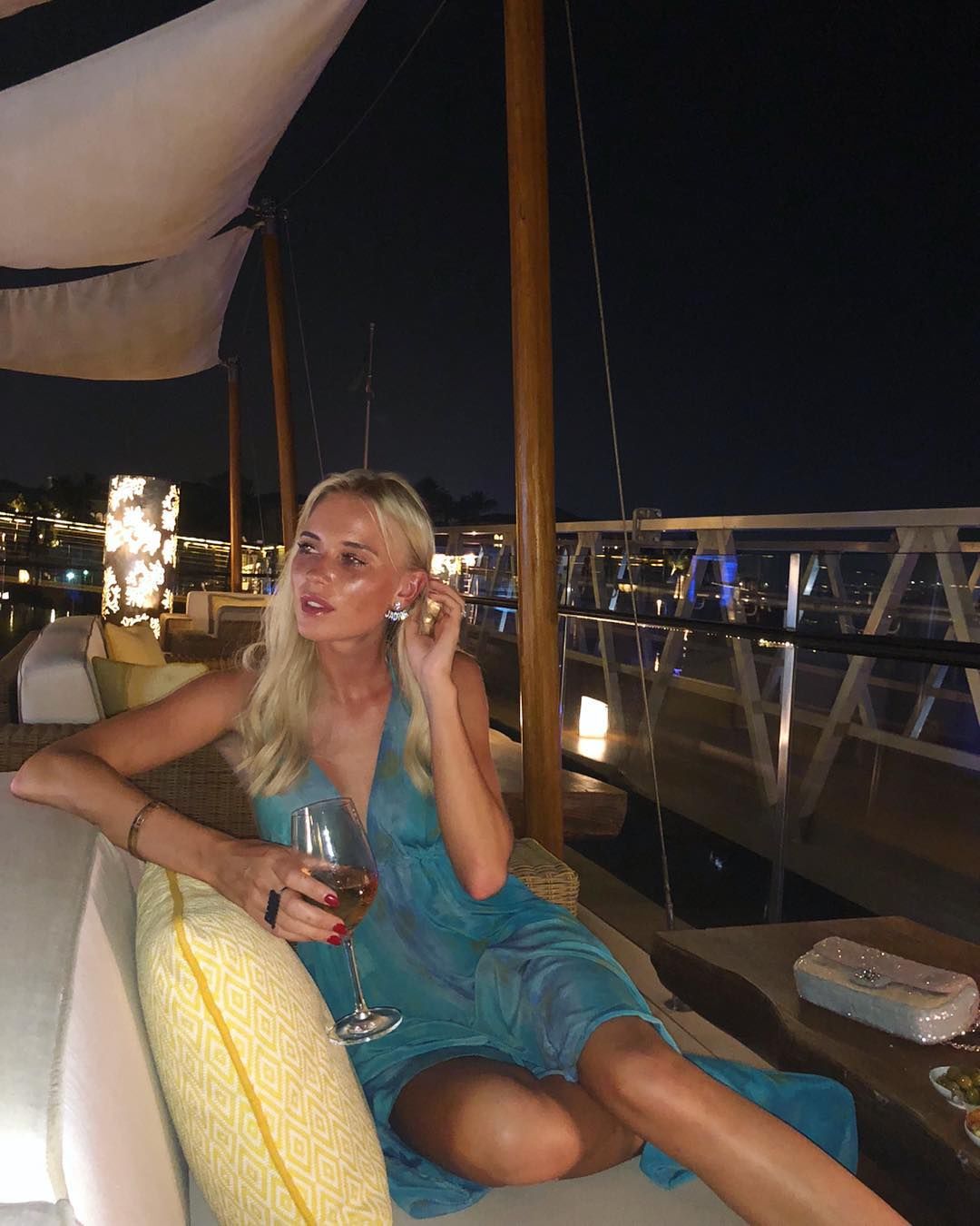 瑞典悍将女友外出度假 大秀美腿身材惊人