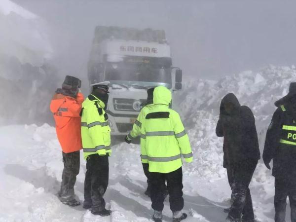 如同科幻大片！玛多境内高速公路积雪最深处达8米 汽车艰难通行