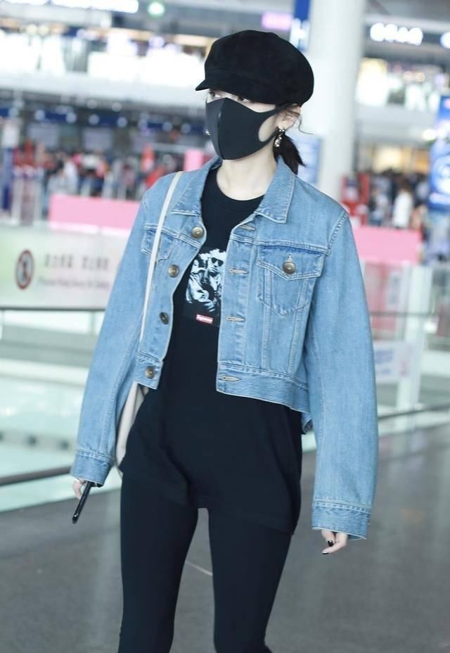  看起来@娜扎的时尚好难懂，穿外套故意短一截露出内搭，别说，还真挺好看