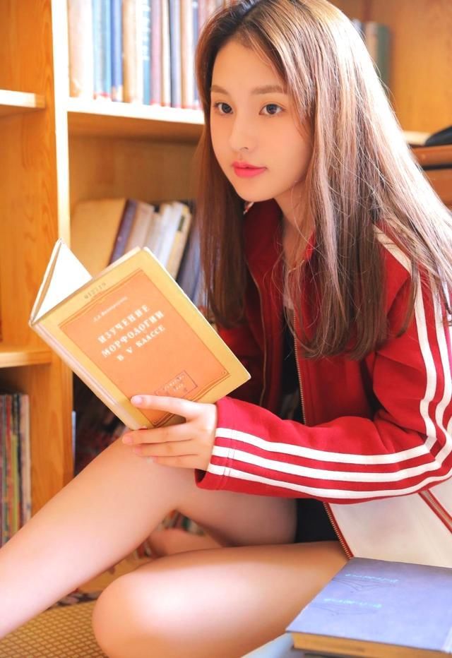 精致美女肤色白皙，美腿修长