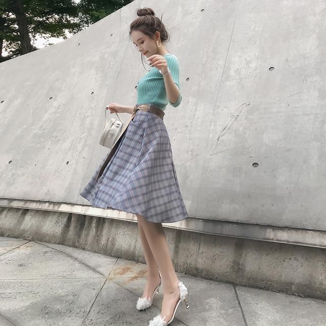 小姨快50岁了,秋天穿“冻龄裙”显得年轻又靓丽,同学都说她美