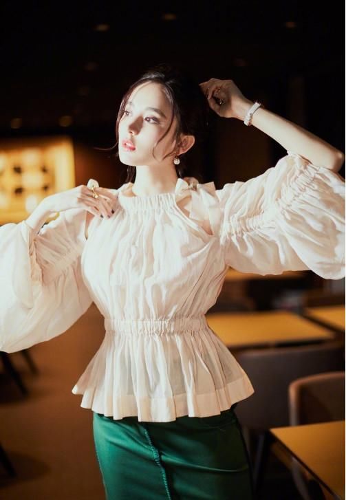 古力娜扎身穿粉裙，现身摩登都市，宛如仙女一样