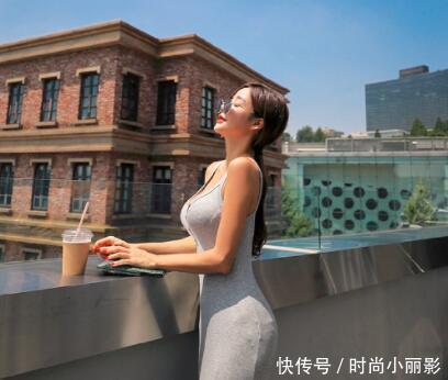 美丽时尚的紧身裙美女，展现柔美的身材轮廓！