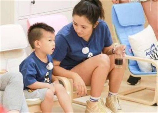 何洁怒斥自媒体 你的良心被狗吃了吗?