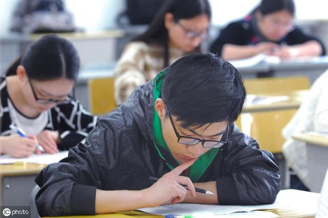 公务员新规来啦，出差误踩红线！更改后的职务与职级更有利