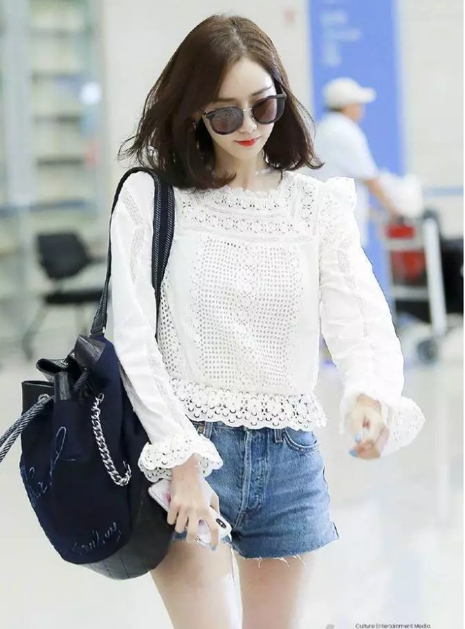 168林允儿和166周洁琼同穿短裤，网友:筷子腿和锥子腿的差距