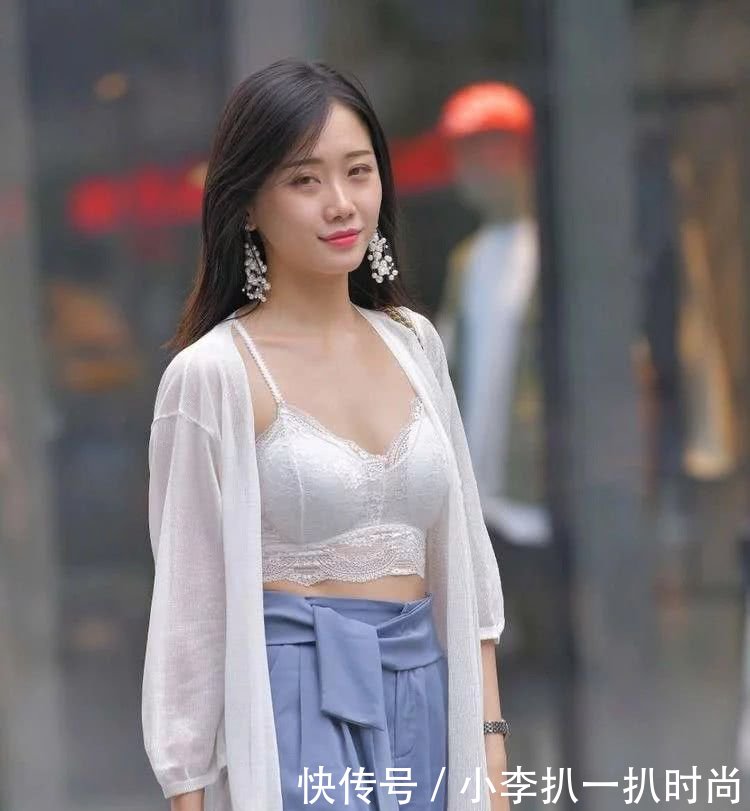 街拍性感成熟范的小姐姐，穿着清凉的装扮养眼又显瘦！