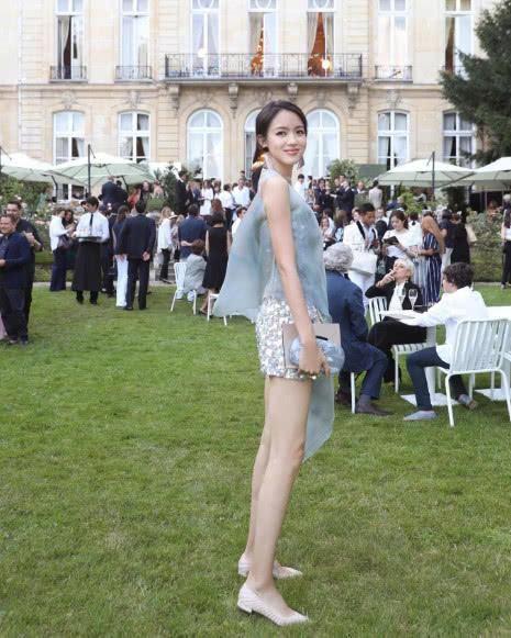 不愧是中国第一位世界小姐 平底鞋都能穿得这么美，网友:腿太长