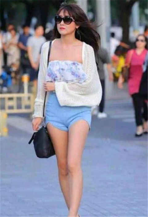 气质■街拍:气质美女白色套装配高跟鞋,长发披肩,知性优雅女人味十足