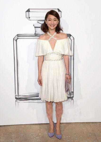 周迅胆真大！素颜连妆都不画，网友：离开ps简直就是个邋遢大妈