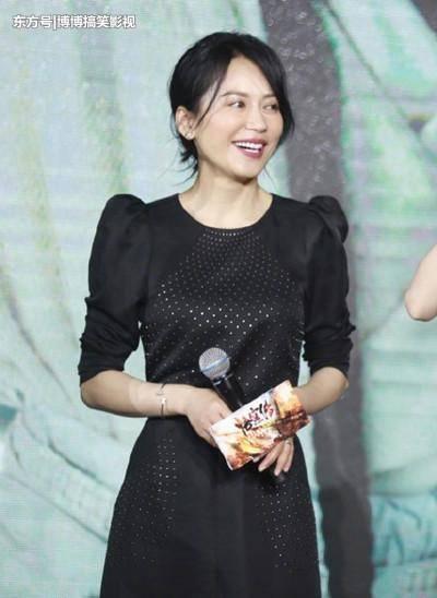 46岁俞飞鸿气质炸了，同框26岁郑爽简直秒杀，网友直呼太嫩了