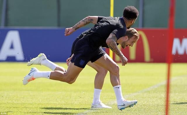 28日世界杯英格兰日报:兰帕德冤案8年后 目送