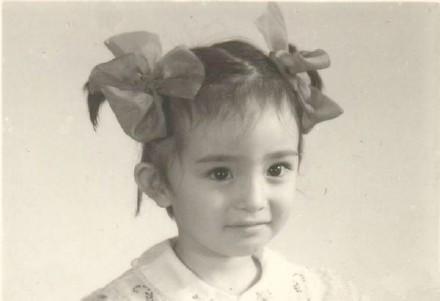 Angelababy童年照上热搜，这下真有人相信她没整容了