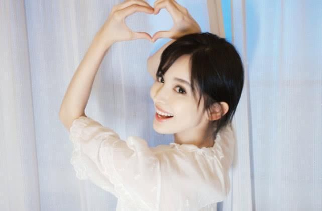 古力娜扎发新照，她留短发很长时间了，还记得长发的她有多美吗?