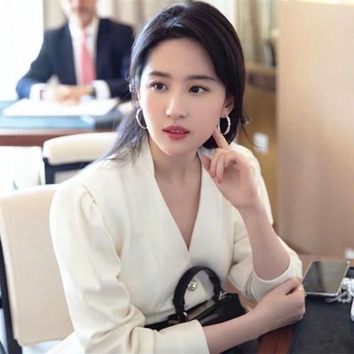 『不妨』搞定“搭配盲点”，不妨试试经典的白色，轻松穿出简约大方既视感